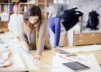 Ngành thiết kế thời trang luôn đòi hỏi sự tỉ mỉ, sáng tạo