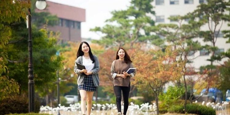 KTX chỉ cho du học sinh Hàn Quốc mới ở 6 tháng